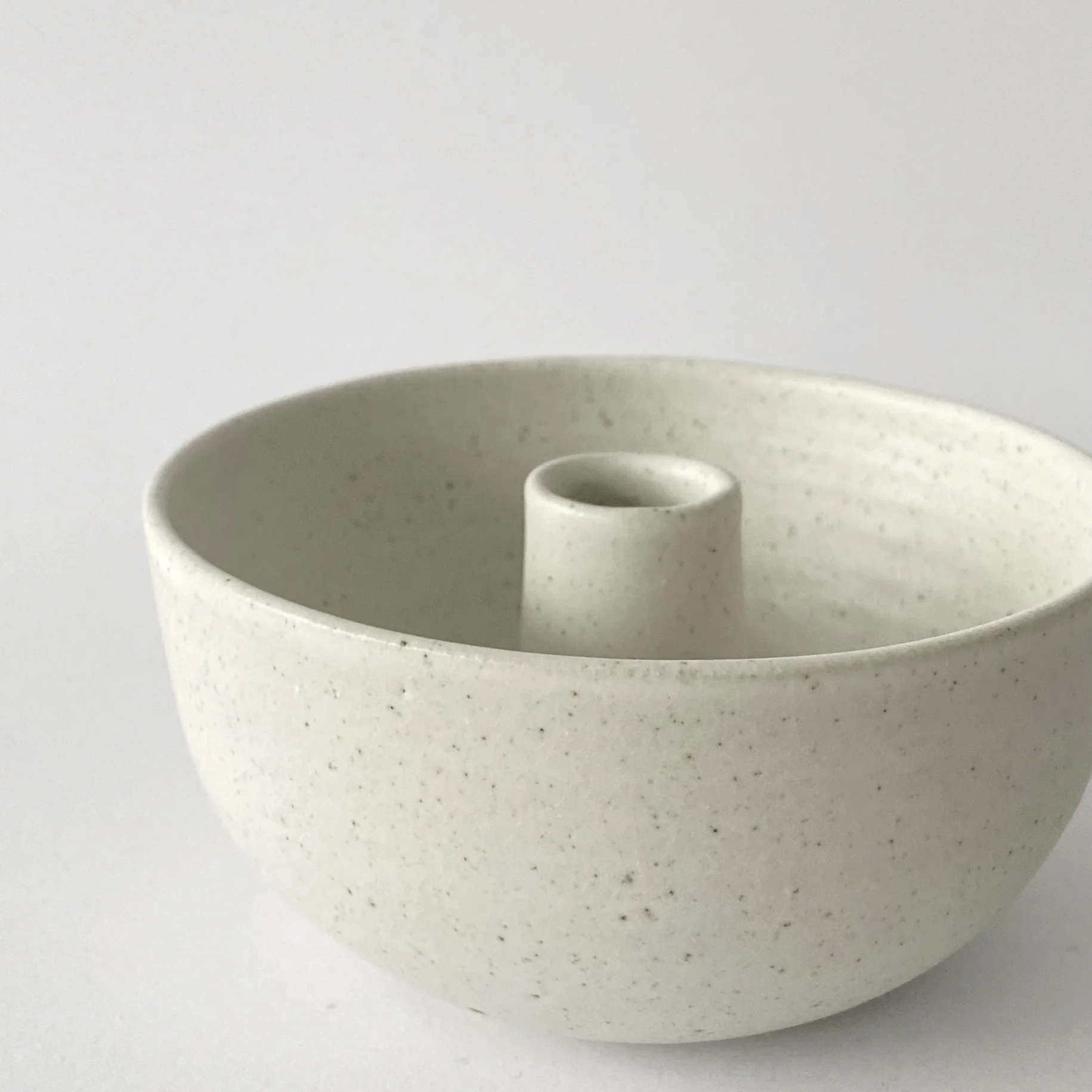 Lysestage med rund skål - Hvid