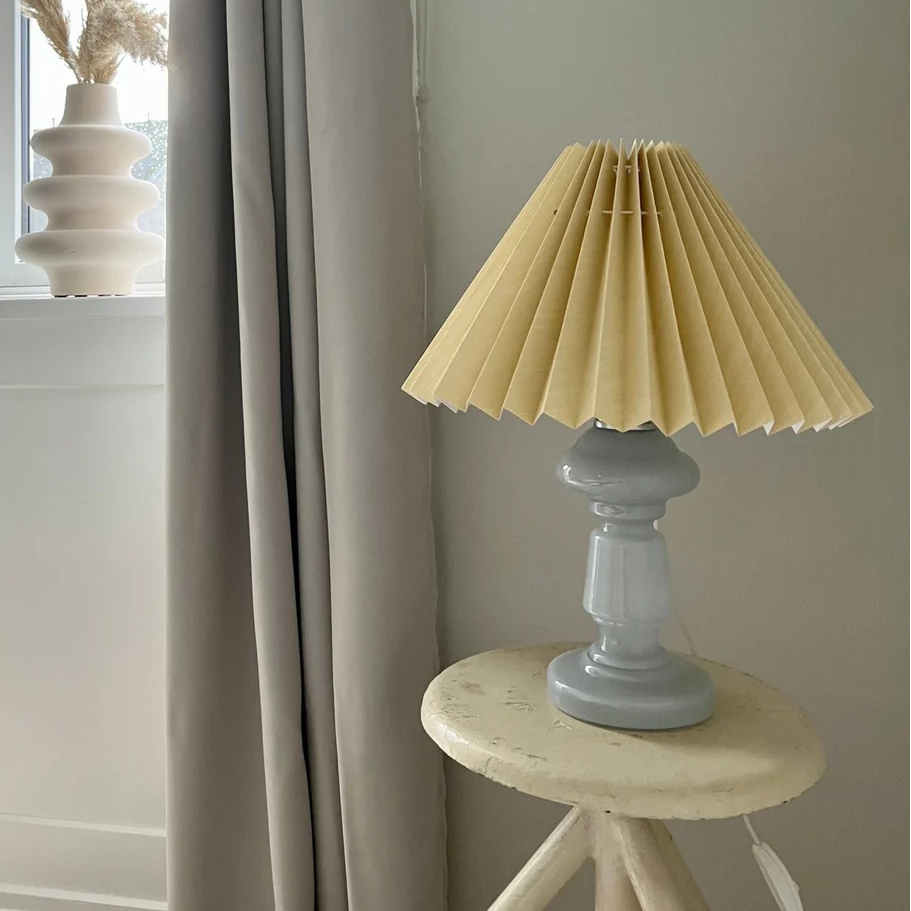 Håndlavet bordlampe – Petro 2 Lysegrå & Sandfarvet