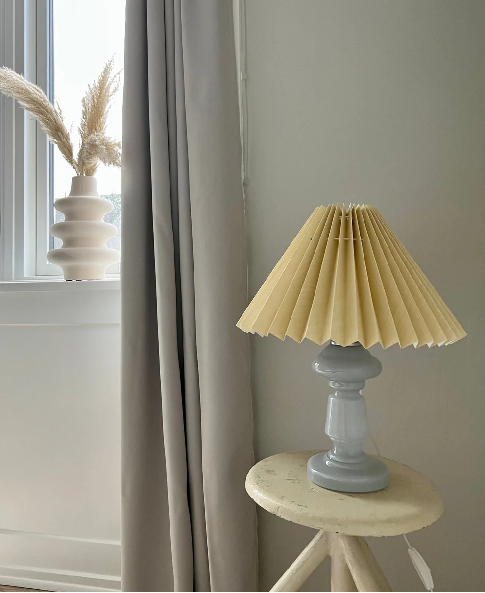 Petro 2 - Lysegrå lampe & Sandfarvet lampeskærm