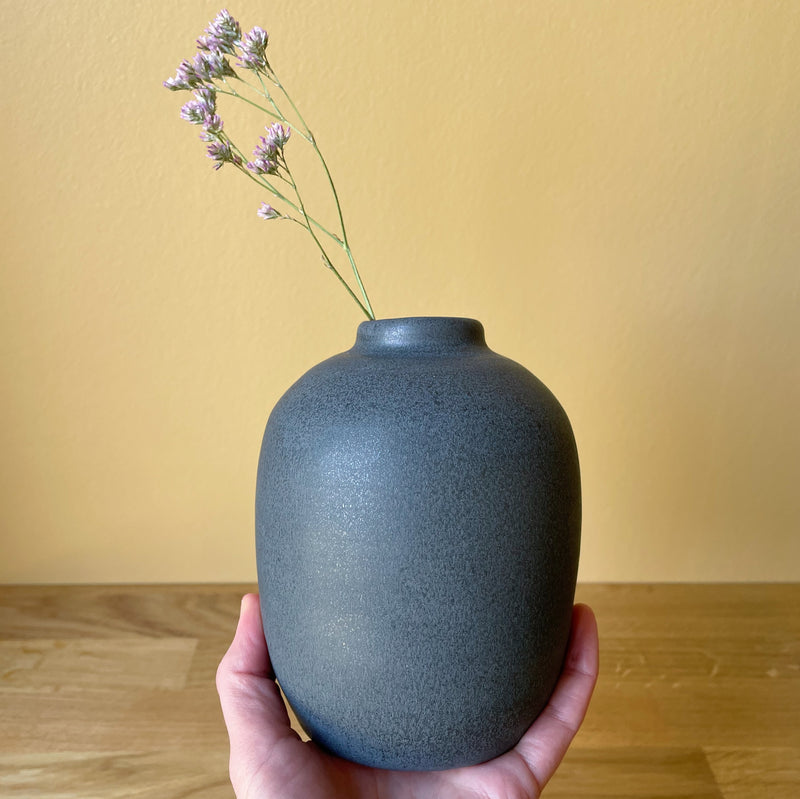 Hånddrejet vase (H: 13,5 cm) - Sort