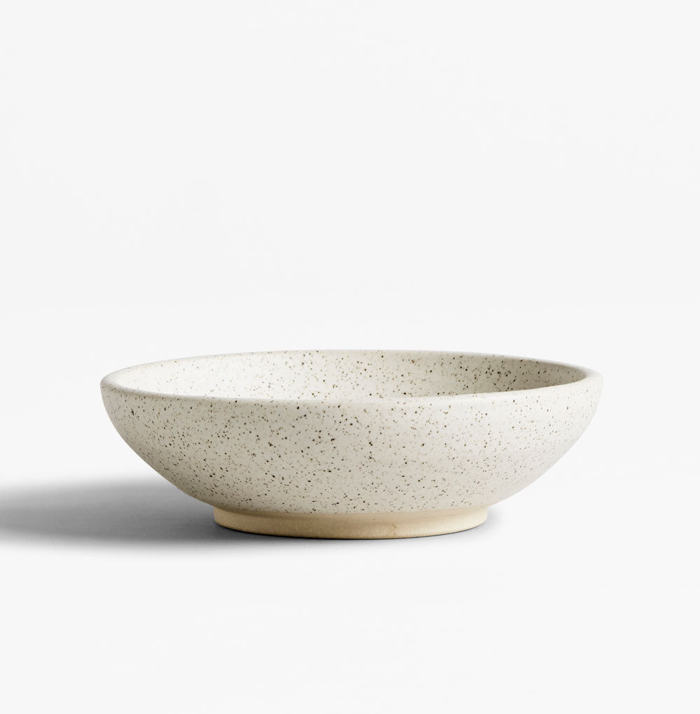 TYBO - Mona dyb keramiktallerken Ø18cm, Eggshell - Håndlavet. Køb hos Studio Holdbar (webshop & butik). Hurtig levering