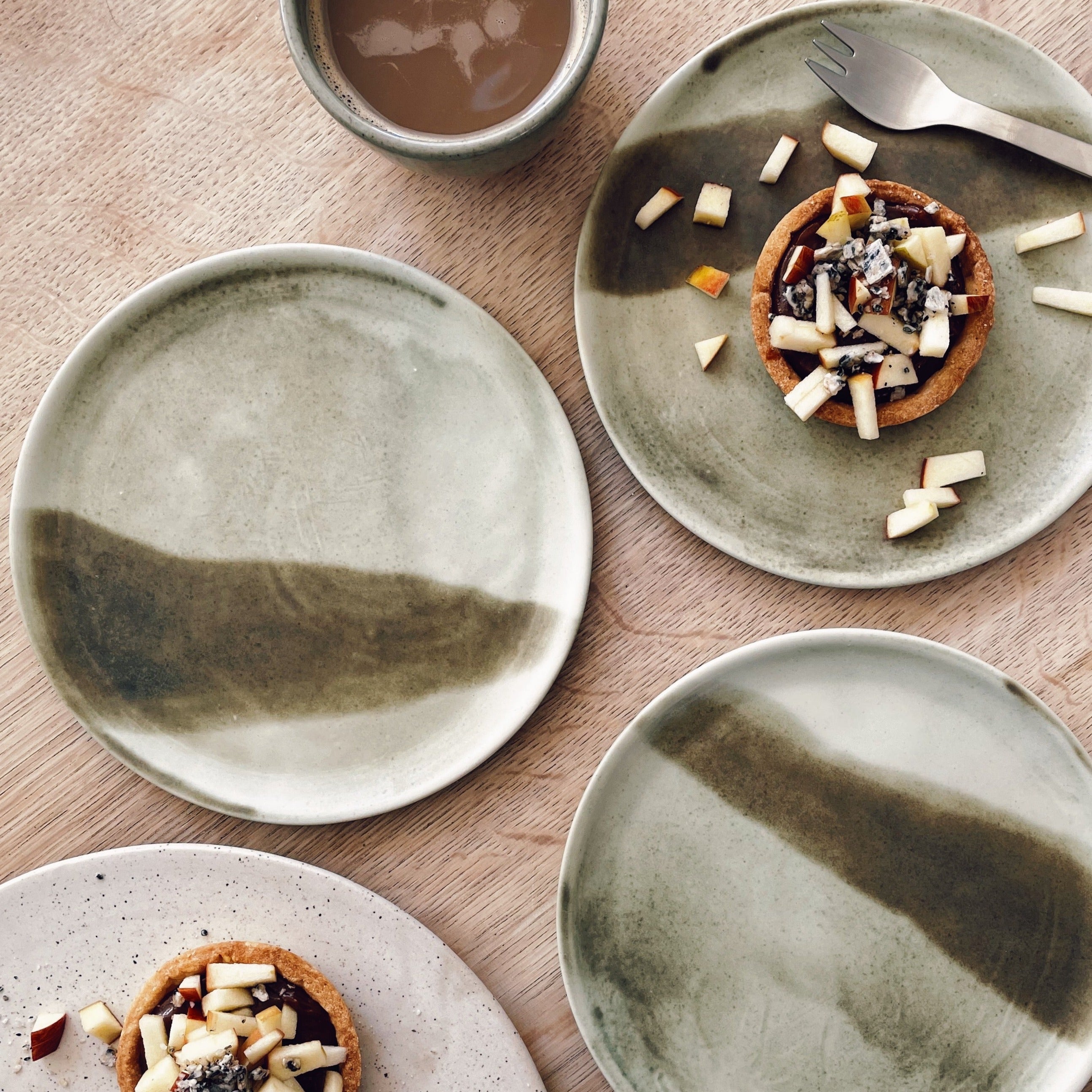 Håndlavet keramik tallerken (Ø18 cm) til kage/dessert - Grøn. Køb hos Studio Holdbar (webshop & butik). Hurtig levering
