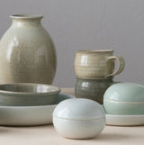 Unika keramik lågkrukke/bonbonniere. Håndlavet af ALF Ceramics. Sne. Stilleben
