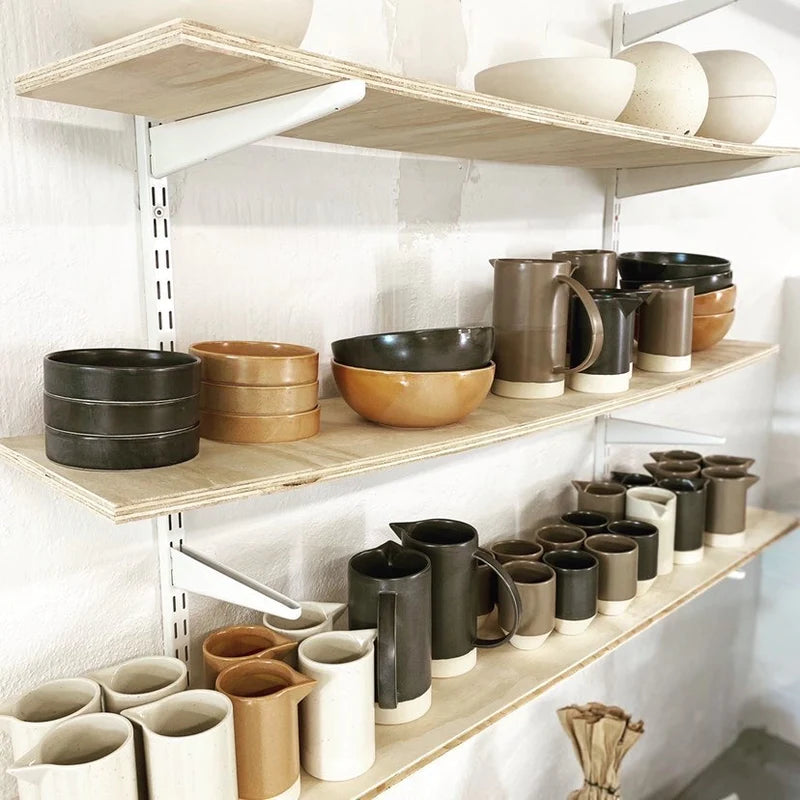 Keramik mælkekande, stor - Håndlavet, May Studio - Lys brun. Køb hos Studio Holdbar (webshop & butik). Hurtig levering
