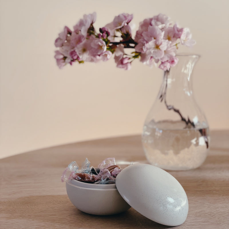 Keramik lågkrukke/bonbonniere fra ALF Ceramics - Anette Leegaard Fuhlendorff. Hvid. Gavesæt