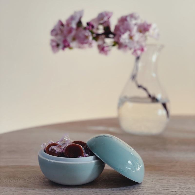 Keramik lågkrukke/bonbonniere fra ALF Ceramics - Anette Leegaard Fuhlendorff. Lys mint. Gavesæt