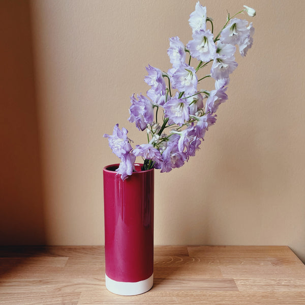 Lille vase i stentøjsler - H18 cm - Kirsebærrød