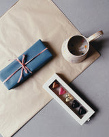 Gavesæt: Smuk håndlavet keramikkop & chokoladehjerter - Konfetti