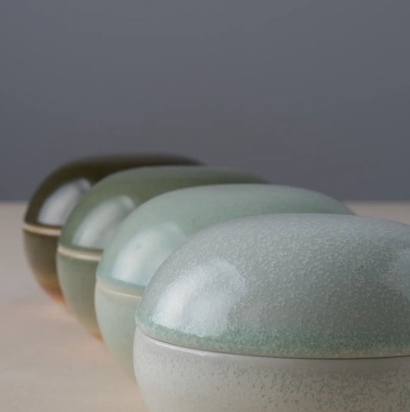 Unika keramik lågkrukke/bonbonniere. Håndlavet af ALF Ceramics mørk grøn. Samling