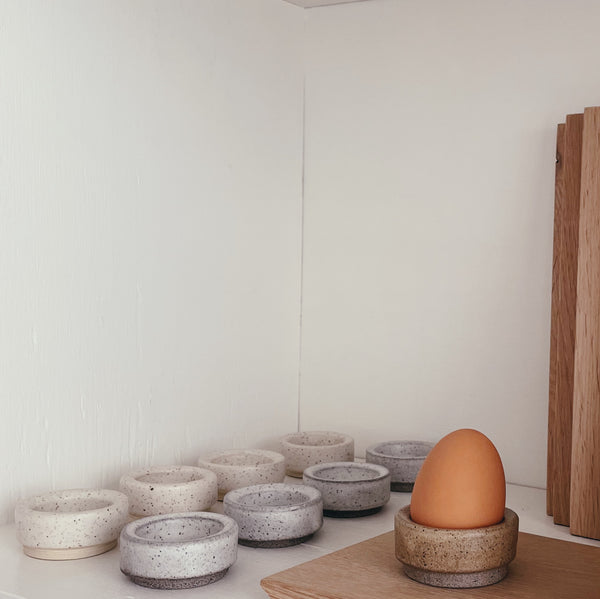 TYBO dansk keramik AIO æggebægre eggshell / æggeskal hvid - stilleben