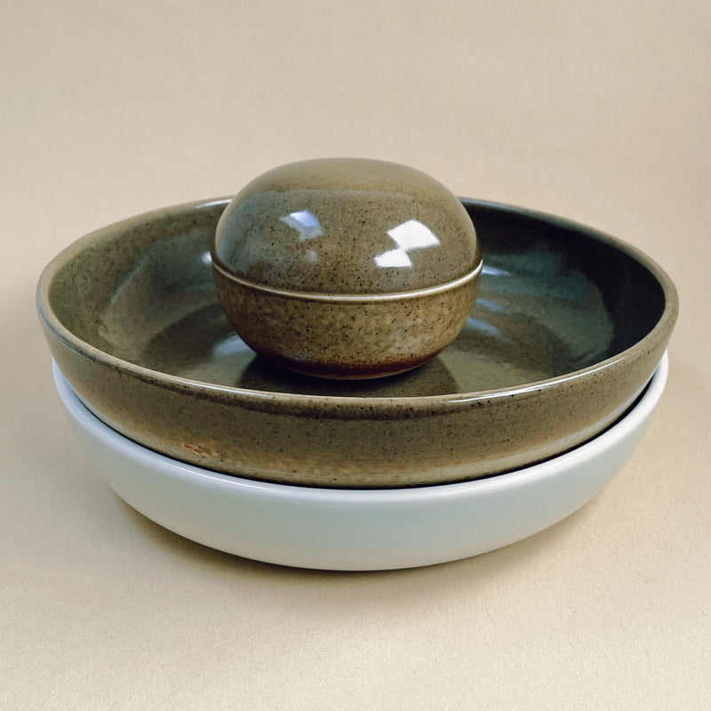 Unika keramik lågkrukke/bonbonniere. Håndlavet af ALF Ceramics mørk grøn. Serveringsskål