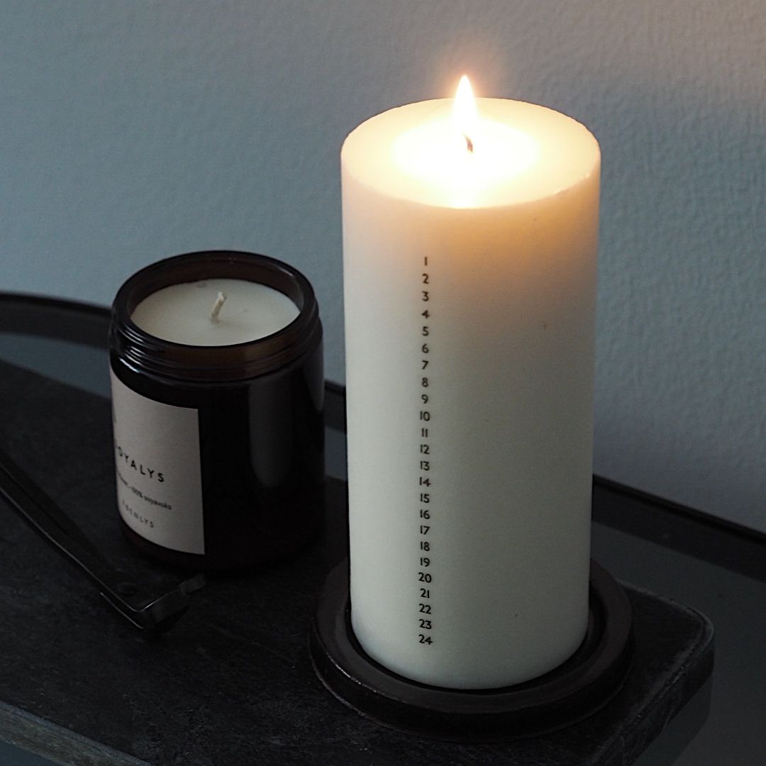 Kalenderlys i soyavoks. Åbenlys. Med sorte tal. Sojalys. Godt indeklima. Køb hos Studio Holdbar (webshop & butik). Hurtig levering