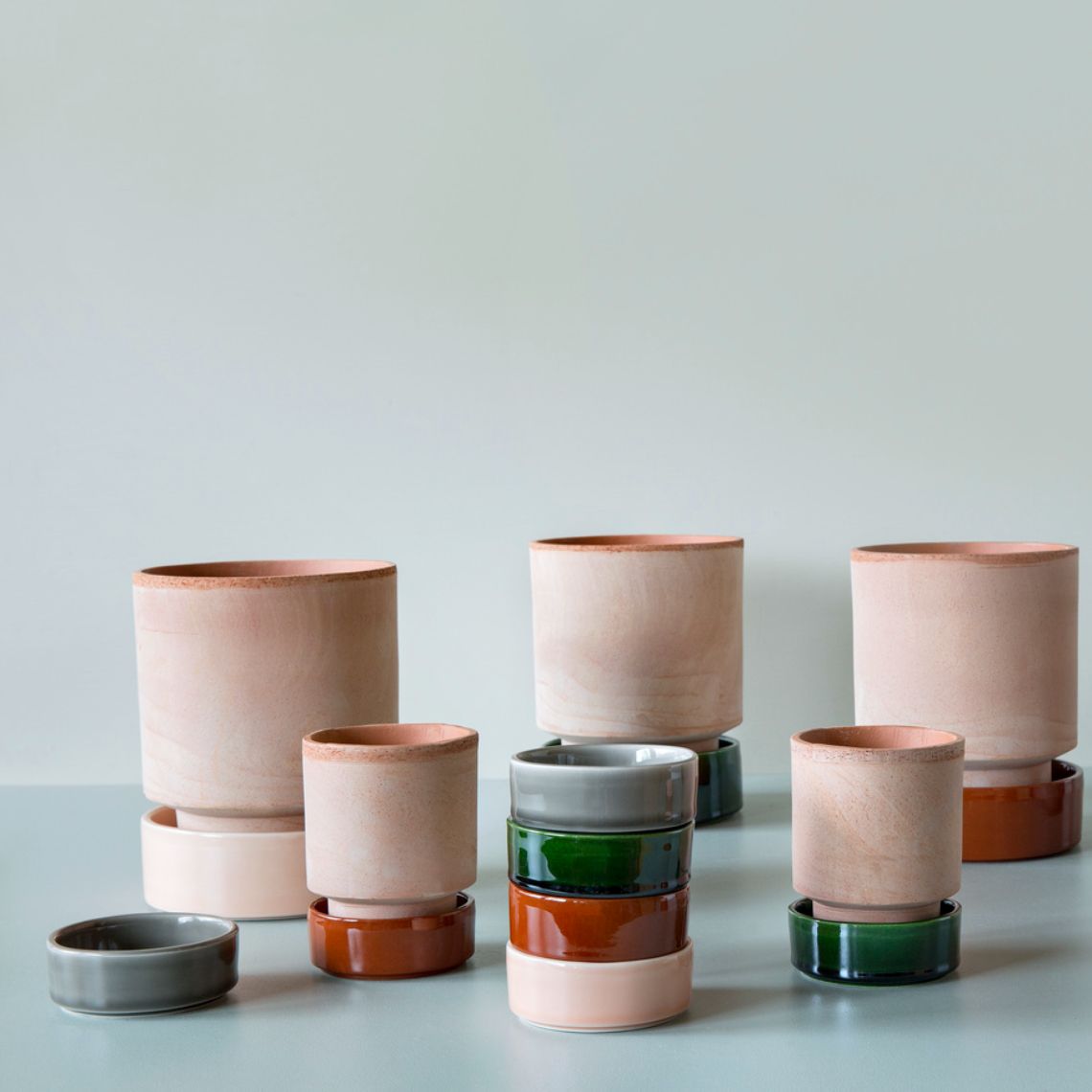 Bergs Potter Lille Hoff lerkrukke. Håndlavet. Inklusiv glaseret underskål. Køb hos Studio Holdbar (webshop & butik). Hurtig levering