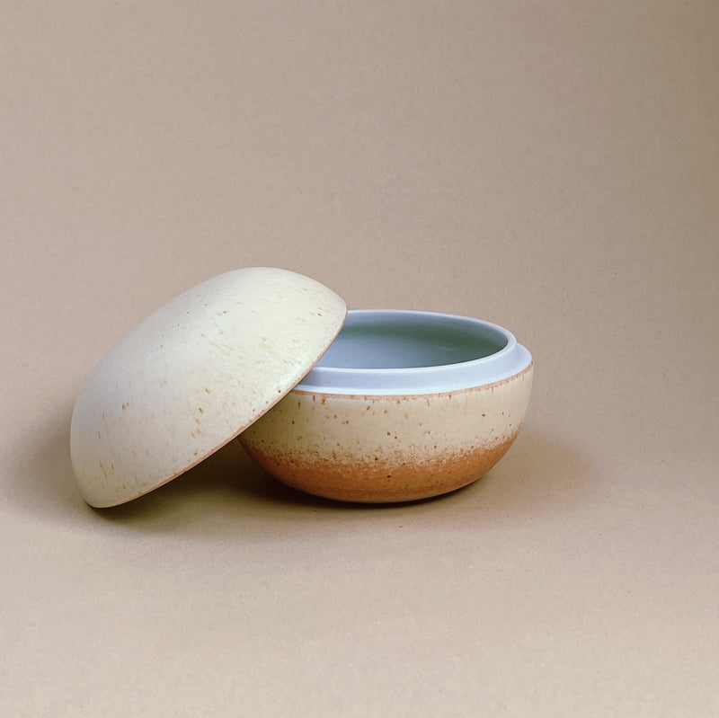 Unika keramik lågkrukke/bonbonniere. Håndlavet af ALF Ceramics lys gul åben