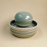 Unika keramik lågkrukke/bonbonniere. Håndlavet af ALF Ceramics mos grøn halvblank. med tallerkner