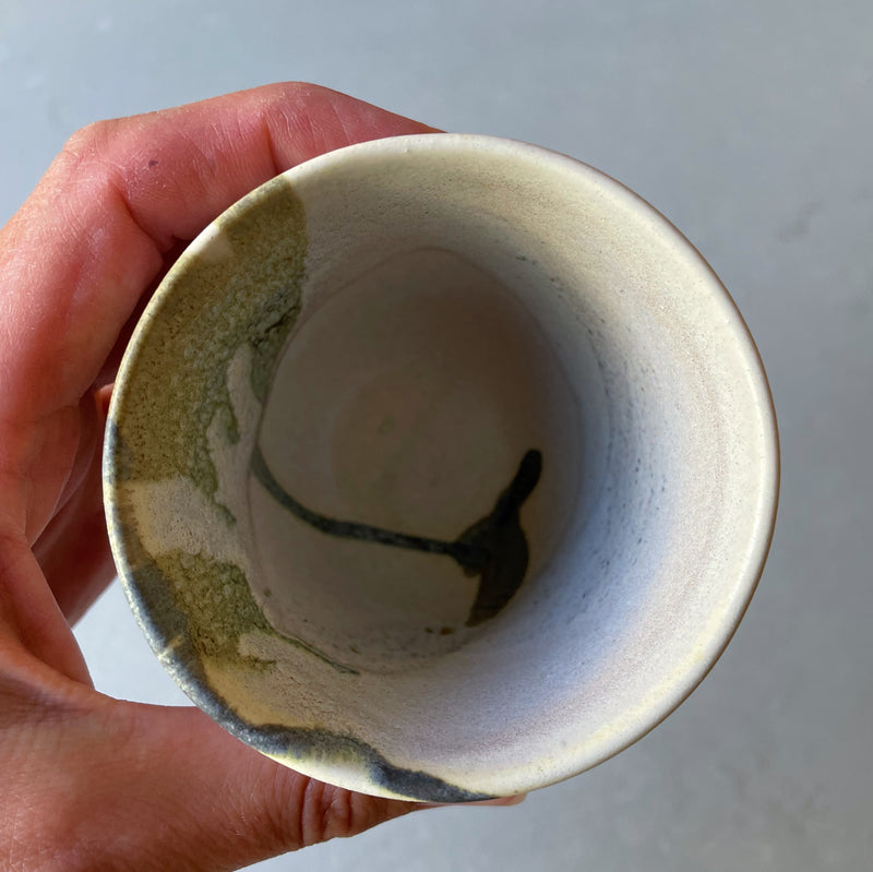 Landskabt keramik, Etna Kop grøn glasur. Håndlavet dansk keramik. Glasur tæt på