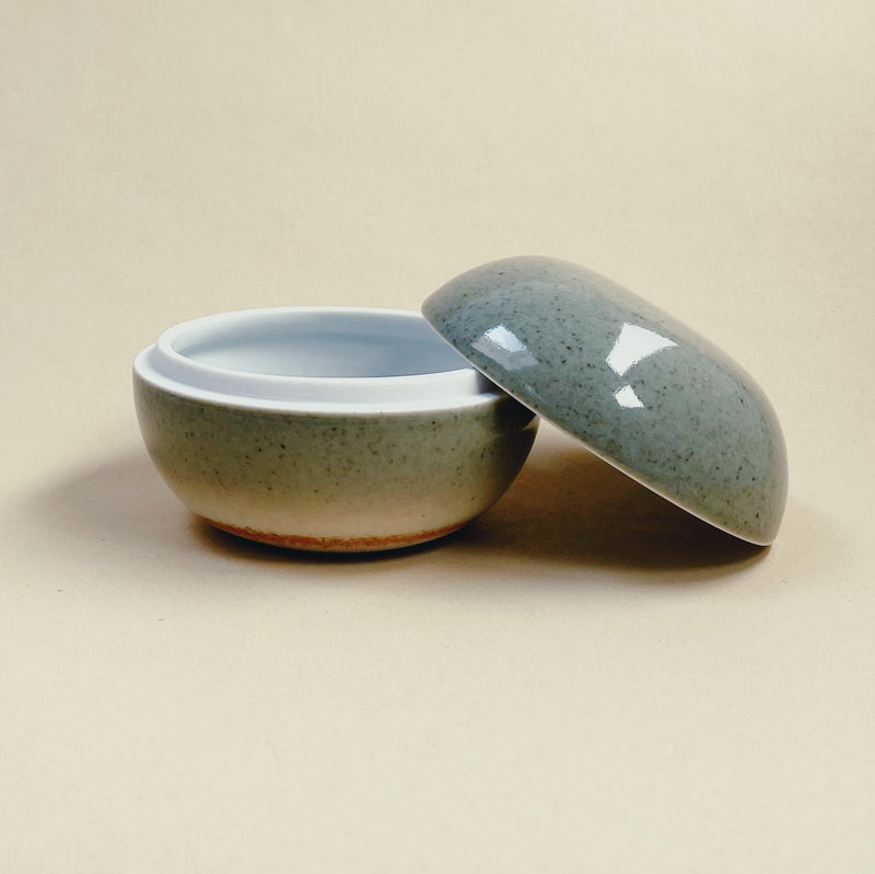 Unika keramik lågkrukke/bonbonniere. Håndlavet af ALF Ceramics mos grøn halvblank. Åben