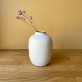 Hånddrejet vase (H: 13,5 cm) - Hvid
