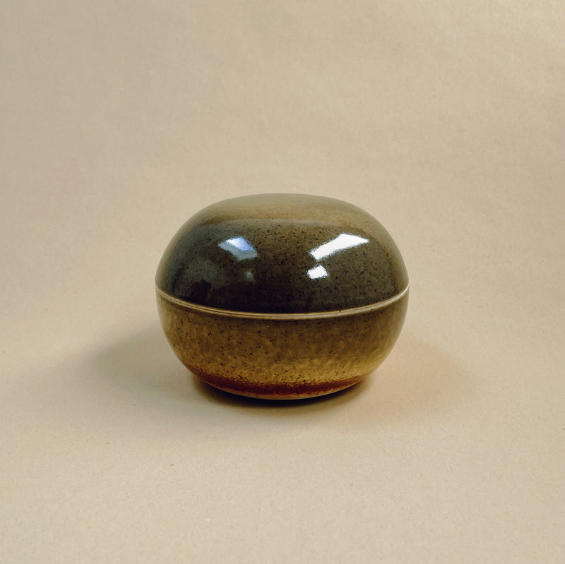 Unika keramik lågkrukke/bonbonniere. Håndlavet af ALF Ceramics mørk grøn