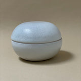 Keramik lågkrukke/bonbonniere fra ALF Ceramics - Anette Leegaard Fuhlendorff. Hvid. Gavesæt 2