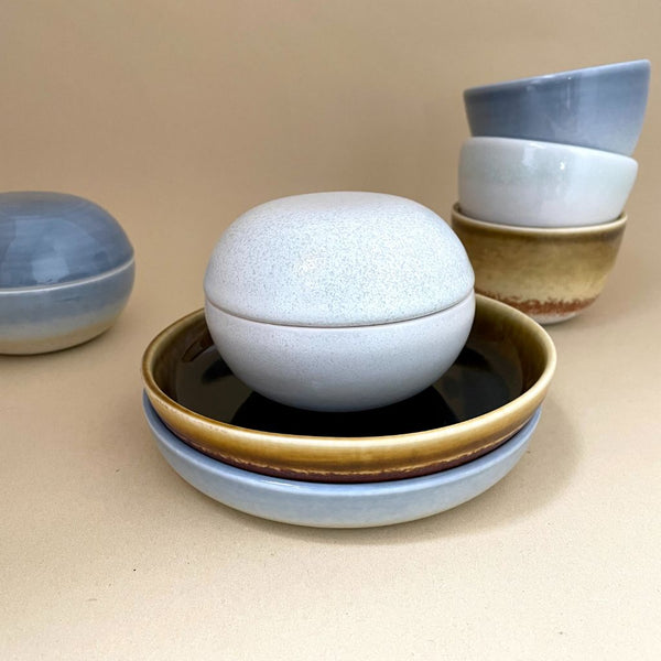 Unika keramik lågkrukke/bonbonniere. Håndlavet af ALF Ceramics hvid/sne stilleben