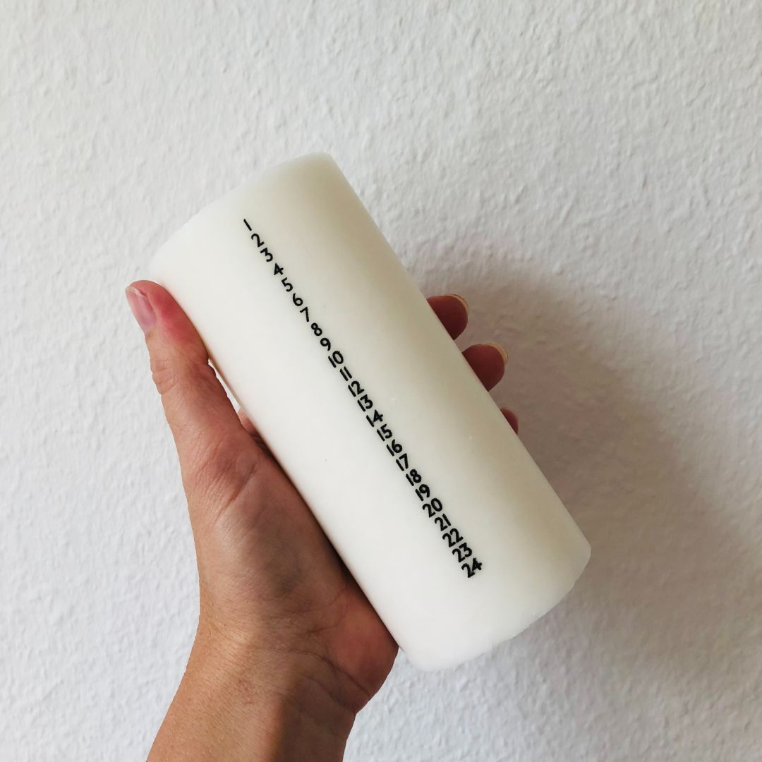 Kalenderlys i soyavoks. Åbenlys. Med sorte tal. Sojalys. Godt indeklima. Køb hos Studio Holdbar (webshop & butik). Hurtig levering