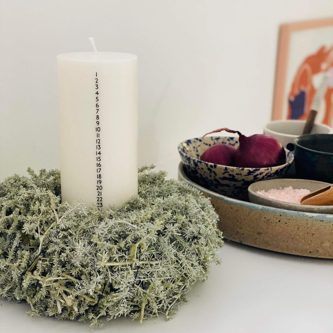 Kalenderlys i soyavoks. Åbenlys. Med sorte tal. Sojalys. Godt indeklima. Køb hos Studio Holdbar (webshop & butik). Hurtig levering