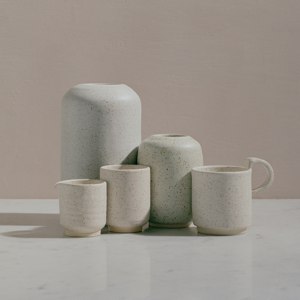 TYBO - Aio latte keramik kop - Håndlavet kaffekrus - hvid/æg. Køb hos Studio Holdbar (webshop & butik). Hurtig levering