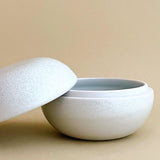 Unika keramik lågkrukke/bonbonniere. Håndlavet af ALF Ceramics hvid/sne åben