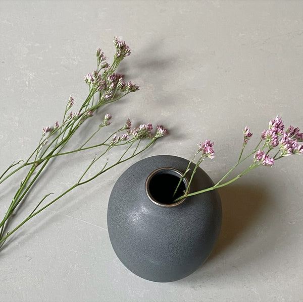 Hånddrejet vase (H: 13,5 cm) - Sort